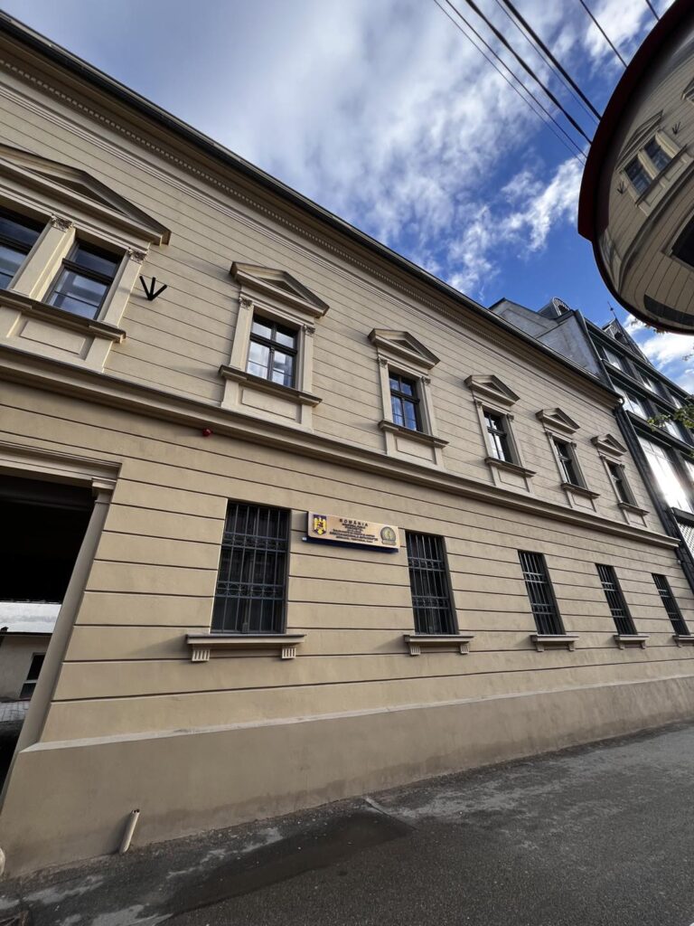 Principalele lucrări realizate de societatea noastră în antrepriză generală sunt supraînălțare mansardă, realizând astfel posibilitatea de folosire a unui nivel suplimentar, reconstruire acoperiș și învelitoare, restaurare completă fațade”, potrivit reprezentanților Decorint.