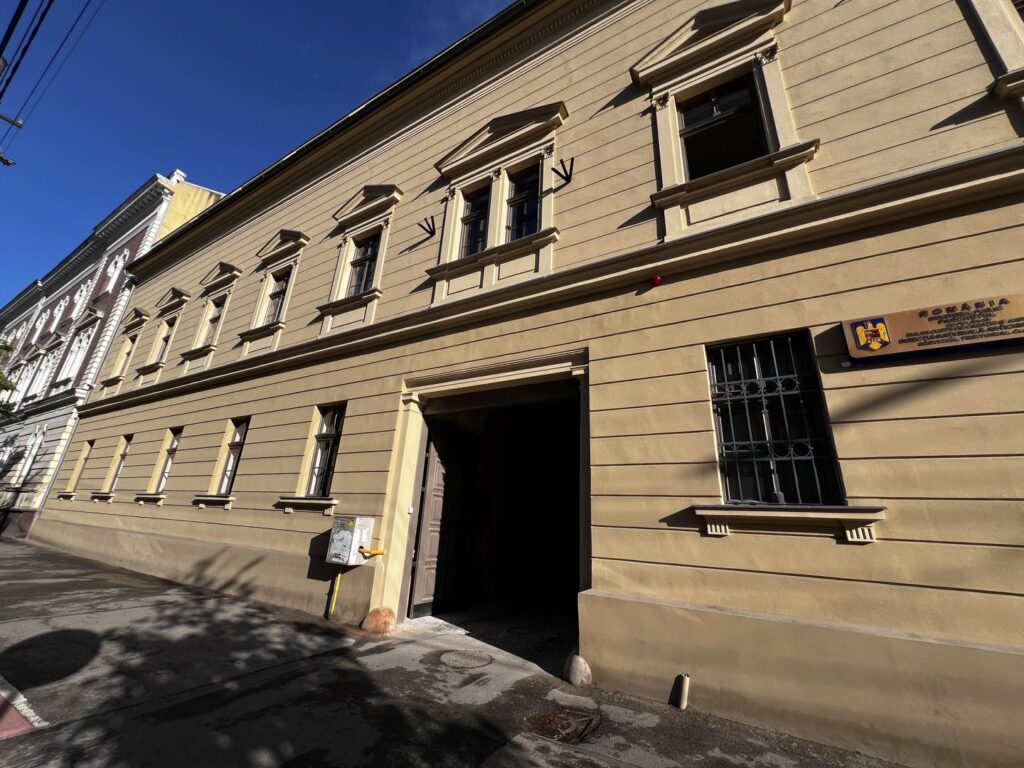 Principalele lucrări realizate de societatea noastră în antrepriză generală sunt supraînălțare mansardă, realizând astfel posibilitatea de folosire a unui nivel suplimentar, reconstruire acoperiș și învelitoare, restaurare completă fațade”, potrivit reprezentanților Decorint.
