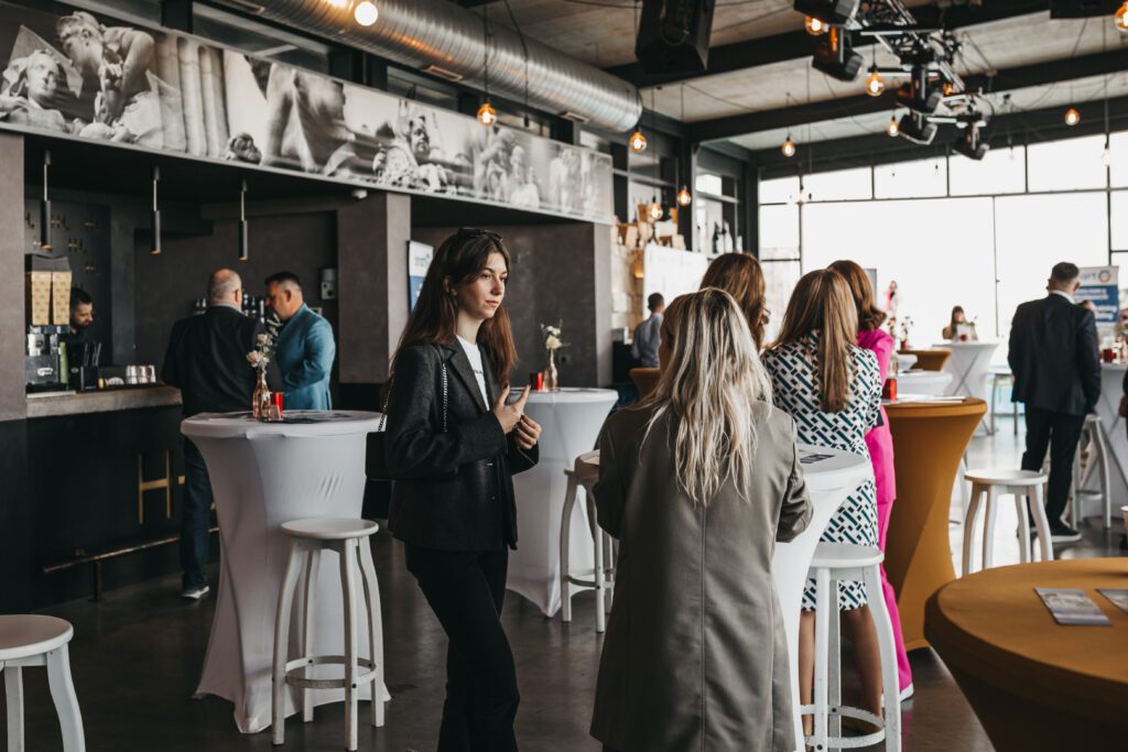 HR Connect Spring Party, eveniment adresat comunității din domeniu, profesioniștilor practicanți (manageri și specialiști HR) din Transilvania, a fost inițiat de agenția Smart HR în parteneriat cu Hill House Pool & Lounge. 