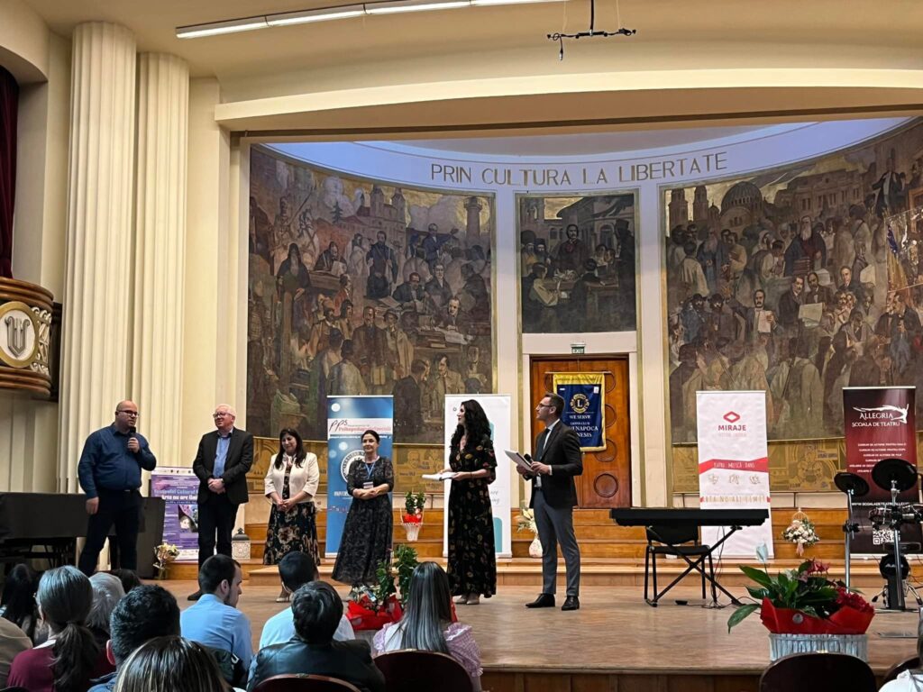 Miraje este organizat de Liceul Special pentru Deficienți de Vedere din Cluj-Napoca, în colaborare cu Asociația Culturală Miraje și Asociația Lions Club Genesis.