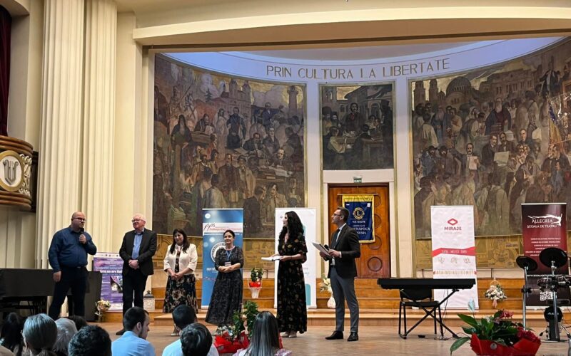 Miraje este organizat de Liceul Special pentru Deficienți de Vedere din Cluj-Napoca, în colaborare cu Asociația Culturală Miraje și Asociația Lions Club Genesis.