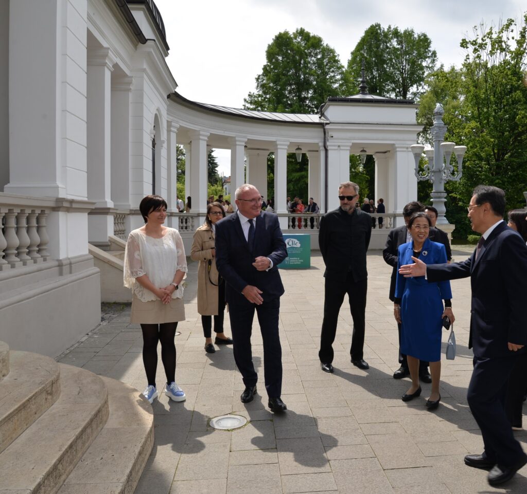 Vicepreședintele Consiliului Județean (CJ) Cluj, Marius Mînzat, a primit o delegație oficiale chineze din provincia Shandong (înfrățită cu instituția), condusă de Yang Dongqi, vicepreședintele Comitetului Permanent al Congresului Poporului Provinciei Shandong. 