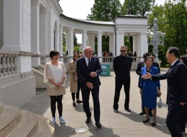 Vicepreședintele Consiliului Județean (CJ) Cluj, Marius Mînzat, a primit o delegație oficiale chineze din provincia Shandong (înfrățită cu instituția), condusă de Yang Dongqi, vicepreședintele Comitetului Permanent al Congresului Poporului Provinciei Shandong. 