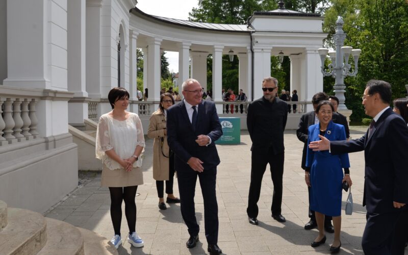 Vicepreședintele Consiliului Județean (CJ) Cluj, Marius Mînzat, a primit o delegație oficiale chineze din provincia Shandong (înfrățită cu instituția), condusă de Yang Dongqi, vicepreședintele Comitetului Permanent al Congresului Poporului Provinciei Shandong. 