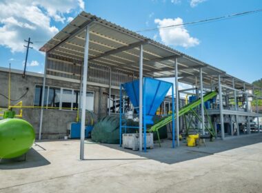 Președintele instituției Alin Tișe, a semnat cu câștigătorul licitației, Waste Powertech, contractul de proiectare și execuție a instalației de tratare prin dezintegrare moleculară pentru valorificarea energetică a deșeurilor municipale din județ.