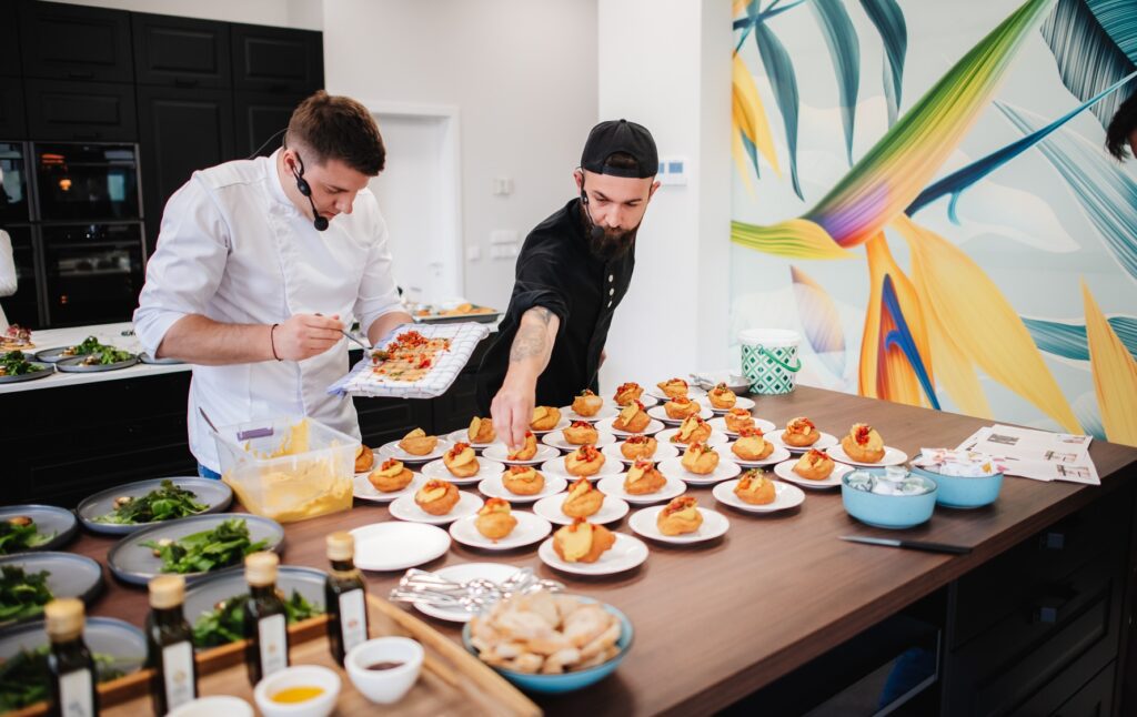 La Kuxa Studio Cluj au fost invitați, în cadrul evenimentului organizat de ATC, bucătarii Antoni Costea (restaurantul Băncii Transilvania), Andrei Frățilă (Nativ), Ionuț Crișan.