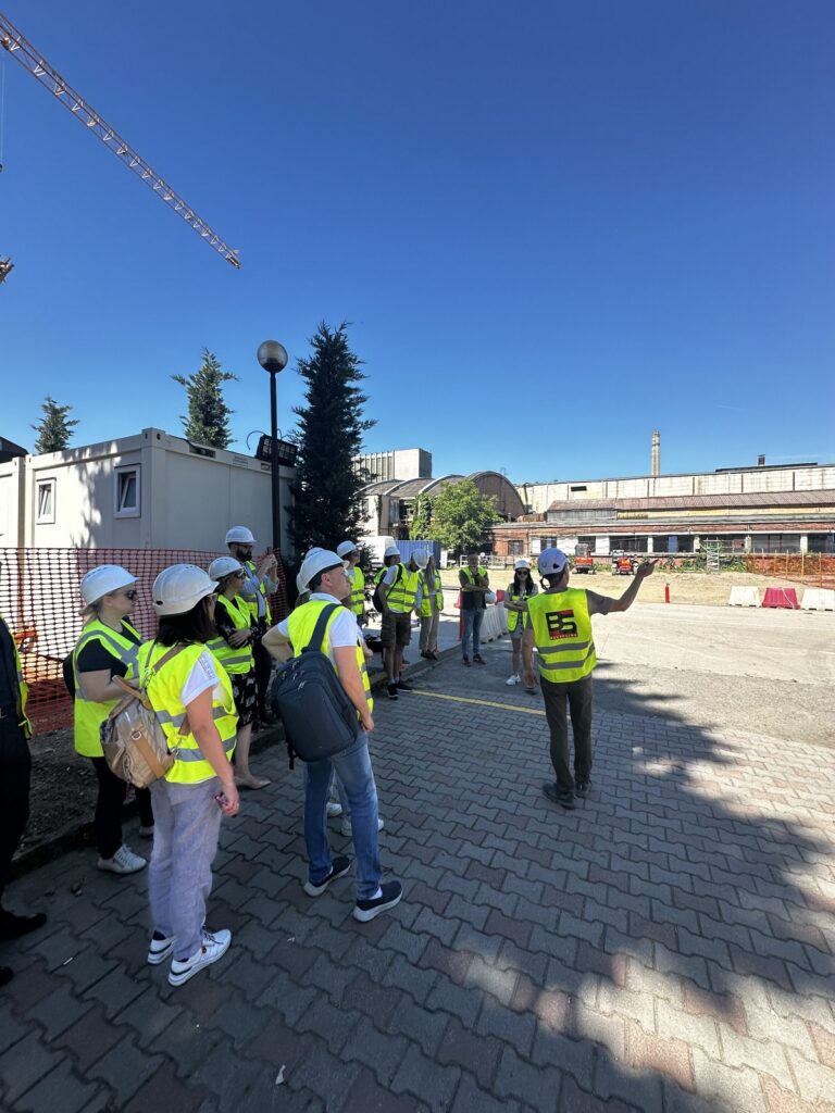 Oportunitatea de a face practică direct pe șantier este posibilă printr-un parteneriat între mediul universitar și grupul Iulius, compania care dezvoltă un proiect mixed-use de reconversie urbană de mare amploare pe fosta platformă a fabricii Carbochim.