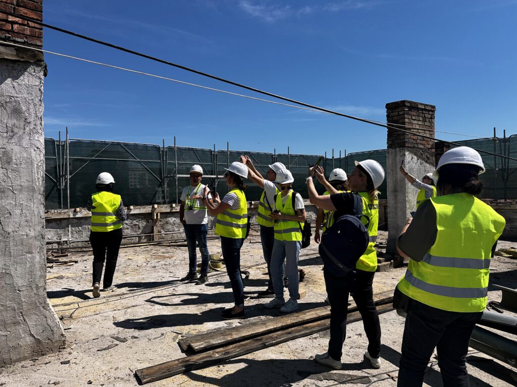 Oportunitatea de a face practică direct pe șantier este posibilă printr-un parteneriat între mediul universitar și grupul Iulius, compania care dezvoltă un proiect mixed-use de reconversie urbană de mare amploare pe fosta platformă a fabricii Carbochim.