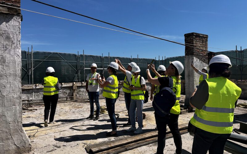 Oportunitatea de a face practică direct pe șantier este posibilă printr-un parteneriat între mediul universitar și grupul Iulius, compania care dezvoltă un proiect mixed-use de reconversie urbană de mare amploare pe fosta platformă a fabricii Carbochim.