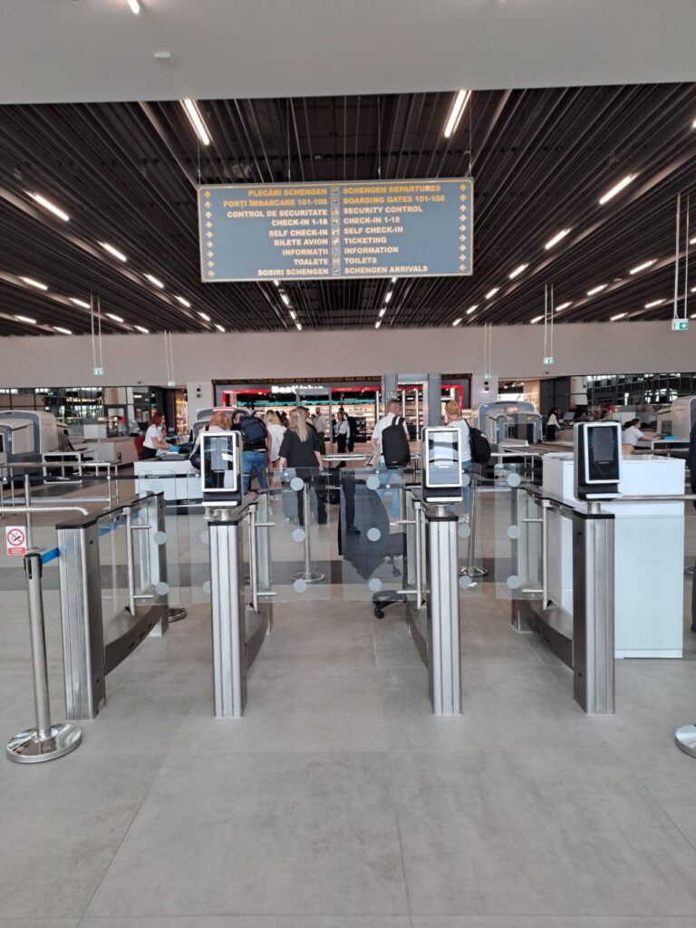 Furnizorul de soluții integrate de acces Kadra Cluj a finalizat implementarea sistemelor de automatizare a accesului, gestionare a parcărilor și protecție la foc din aeroporturi aflate în această zonă a țării.