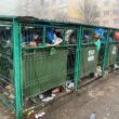 Haos în gestionarea deșeurilor în Baia Mare Amestecarea deșeurilor, depozitarea ilegală, lipsa facilităților pentru colectarea separată, deșeurile din construcții sunt principalele “scurtcircuite” Asociația Ecoteca și Primaria Baia Mare au organizat o masă rotundă pentru a discuta soluții de eficientizare a gestionării deșeurilor în județul Maramureș. Aceasta beneficiat de sprijinul organizațiilor GreenPoint Management, Envirom, Alucro, Ecotic și companiei Egger România. Printre participanți s-au numărat Agenția pentru Protecția Mediului Maramureș, Poliția Locală, Consiliul Județean Maramureș, Asociaţia de Dezvoltare Intercomunitară pentru Gestionarea Integrată a Deșeurilor Menajere (ADI-GIDM) Maramureș, Colegiul Economic N. Titulescu, Serviciul Public Ambient Urban. Temele dezbătute au vizat cadrul local și aspecte specifice județului, Sistemul de Garanție – Returnare (SGR), implementarea sistemului de colectare separată, eficiența actuală și pașii următori în gestionarea deșeurilor. Ecoteca a formulat idei principale și concluzii după discuțiile cu instituțiile și companiile implicate. “România nu își atinge țintele de reciclare, cu o scădere a procentului de deșeuri reciclate. Penalitățile pentru țintele neatinse sunt plătite de fiecare unitate administrativ teritorială (UAT), iar gestionarea acestei probleme se decide la nivel local. Prin Planul Național de Redresare și Reziliență se planifică instalarea a 110 de insule ecologice și 90 de module în Baia Mare, trei centre de colectare cu aport voluntar mici și unul mare. Autoritățile locale consideră că sistemul de colectare separată este subfinanțat. PBM prevede platforme de colectare îngropate cu cartele pentru fiecare apartament; există deja 54 de astfel de platforme în oraș. Deși întâmpină dificultăți, proiectul continuă. Colectarea în Baia Mare se face pe patru fracții: hârtie - carton, plastic - metal, sticlă și rezidual. Campaniile trimestriale sunt organizate pentru deșeurile voluminoase”, potrivit Ecoteca. “Nu există o soluție gratuită pentru deșeurile din construcții. Cetățenii pot apela la colectori autorizați contra-cost. Deșeurile vegetale merg la stația de compost și sunt incluse în calculul țintei de reciclare. ADI-GIDM susține că gradul de colectare separată și reciclare a crescut de la 3% în 2021 la 9% în 2024. SGR a redus cantitățile de sticlă și plastic. Cetățenii din Baia Mare primesc amenzi pentru depozitarea ilegală a deșeurilor pe spațiul public. Nu există trasabilitate a deșeurilor, iar instituțiile publice nu au control asupra deșeurilor ilegale din localitate. ADI-GIDM și operatorul de salubrizare fac campanii de conștientizare în școli, dar acestea sunt discontinue. Infrastructura de colectare separată există, dar elevii sunt descurajați de amestecarea deșeurilor de către personalul de serviciu și colectori. Există puține campanii de conștientizare în școli, iar eforturile sunt inutile fără facilități pentru colectarea separată acasă și pe stradă. Reprezentanții PBM și ADI-GIMD nu raportează cantitățile colectate conform site-ului RetuRO SGR. Aceștia nu știau că pot face acest lucru, dar vor începe să raporteze de acum încolo”, potrivit raportului Ecoteca.