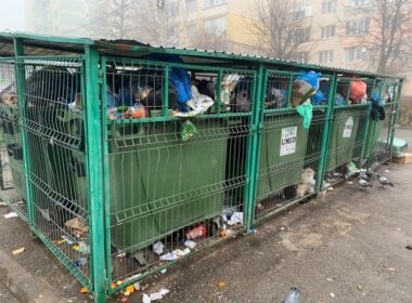 Haos în gestionarea deșeurilor în Baia Mare Amestecarea deșeurilor, depozitarea ilegală, lipsa facilităților pentru colectarea separată, deșeurile din construcții sunt principalele “scurtcircuite” Asociația Ecoteca și Primaria Baia Mare au organizat o masă rotundă pentru a discuta soluții de eficientizare a gestionării deșeurilor în județul Maramureș. Aceasta beneficiat de sprijinul organizațiilor GreenPoint Management, Envirom, Alucro, Ecotic și companiei Egger România. Printre participanți s-au numărat Agenția pentru Protecția Mediului Maramureș, Poliția Locală, Consiliul Județean Maramureș, Asociaţia de Dezvoltare Intercomunitară pentru Gestionarea Integrată a Deșeurilor Menajere (ADI-GIDM) Maramureș, Colegiul Economic N. Titulescu, Serviciul Public Ambient Urban. Temele dezbătute au vizat cadrul local și aspecte specifice județului, Sistemul de Garanție – Returnare (SGR), implementarea sistemului de colectare separată, eficiența actuală și pașii următori în gestionarea deșeurilor. Ecoteca a formulat idei principale și concluzii după discuțiile cu instituțiile și companiile implicate. “România nu își atinge țintele de reciclare, cu o scădere a procentului de deșeuri reciclate. Penalitățile pentru țintele neatinse sunt plătite de fiecare unitate administrativ teritorială (UAT), iar gestionarea acestei probleme se decide la nivel local. Prin Planul Național de Redresare și Reziliență se planifică instalarea a 110 de insule ecologice și 90 de module în Baia Mare, trei centre de colectare cu aport voluntar mici și unul mare. Autoritățile locale consideră că sistemul de colectare separată este subfinanțat. PBM prevede platforme de colectare îngropate cu cartele pentru fiecare apartament; există deja 54 de astfel de platforme în oraș. Deși întâmpină dificultăți, proiectul continuă. Colectarea în Baia Mare se face pe patru fracții: hârtie - carton, plastic - metal, sticlă și rezidual. Campaniile trimestriale sunt organizate pentru deșeurile voluminoase”, potrivit Ecoteca. “Nu există o soluție gratuită pentru deșeurile din construcții. Cetățenii pot apela la colectori autorizați contra-cost. Deșeurile vegetale merg la stația de compost și sunt incluse în calculul țintei de reciclare. ADI-GIDM susține că gradul de colectare separată și reciclare a crescut de la 3% în 2021 la 9% în 2024. SGR a redus cantitățile de sticlă și plastic. Cetățenii din Baia Mare primesc amenzi pentru depozitarea ilegală a deșeurilor pe spațiul public. Nu există trasabilitate a deșeurilor, iar instituțiile publice nu au control asupra deșeurilor ilegale din localitate. ADI-GIDM și operatorul de salubrizare fac campanii de conștientizare în școli, dar acestea sunt discontinue. Infrastructura de colectare separată există, dar elevii sunt descurajați de amestecarea deșeurilor de către personalul de serviciu și colectori. Există puține campanii de conștientizare în școli, iar eforturile sunt inutile fără facilități pentru colectarea separată acasă și pe stradă. Reprezentanții PBM și ADI-GIMD nu raportează cantitățile colectate conform site-ului RetuRO SGR. Aceștia nu știau că pot face acest lucru, dar vor începe să raporteze de acum încolo”, potrivit raportului Ecoteca.