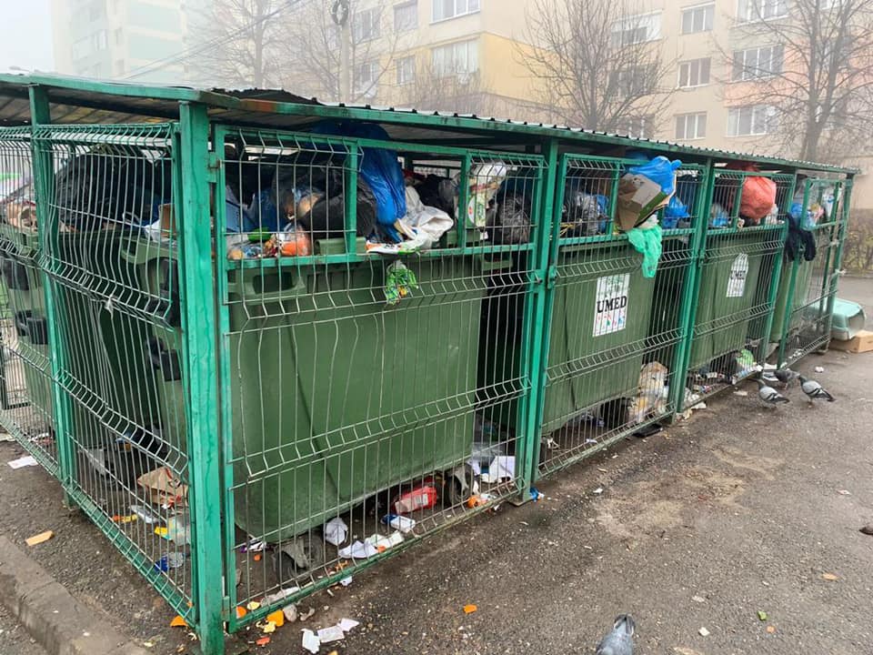 Haos în gestionarea deșeurilor în Baia Mare Amestecarea deșeurilor, depozitarea ilegală, lipsa facilităților pentru colectarea separată, deșeurile din construcții sunt principalele “scurtcircuite” Asociația Ecoteca și Primaria Baia Mare au organizat o masă rotundă pentru a discuta soluții de eficientizare a gestionării deșeurilor în județul Maramureș. Aceasta beneficiat de sprijinul organizațiilor GreenPoint Management, Envirom, Alucro, Ecotic și companiei Egger România. Printre participanți s-au numărat Agenția pentru Protecția Mediului Maramureș, Poliția Locală, Consiliul Județean Maramureș, Asociaţia de Dezvoltare Intercomunitară pentru Gestionarea Integrată a Deșeurilor Menajere (ADI-GIDM) Maramureș, Colegiul Economic N. Titulescu, Serviciul Public Ambient Urban. Temele dezbătute au vizat cadrul local și aspecte specifice județului, Sistemul de Garanție – Returnare (SGR), implementarea sistemului de colectare separată, eficiența actuală și pașii următori în gestionarea deșeurilor. Ecoteca a formulat idei principale și concluzii după discuțiile cu instituțiile și companiile implicate. “România nu își atinge țintele de reciclare, cu o scădere a procentului de deșeuri reciclate. Penalitățile pentru țintele neatinse sunt plătite de fiecare unitate administrativ teritorială (UAT), iar gestionarea acestei probleme se decide la nivel local. Prin Planul Național de Redresare și Reziliență se planifică instalarea a 110 de insule ecologice și 90 de module în Baia Mare, trei centre de colectare cu aport voluntar mici și unul mare. Autoritățile locale consideră că sistemul de colectare separată este subfinanțat. PBM prevede platforme de colectare îngropate cu cartele pentru fiecare apartament; există deja 54 de astfel de platforme în oraș. Deși întâmpină dificultăți, proiectul continuă. Colectarea în Baia Mare se face pe patru fracții: hârtie - carton, plastic - metal, sticlă și rezidual. Campaniile trimestriale sunt organizate pentru deșeurile voluminoase”, potrivit Ecoteca. “Nu există o soluție gratuită pentru deșeurile din construcții. Cetățenii pot apela la colectori autorizați contra-cost. Deșeurile vegetale merg la stația de compost și sunt incluse în calculul țintei de reciclare. ADI-GIDM susține că gradul de colectare separată și reciclare a crescut de la 3% în 2021 la 9% în 2024. SGR a redus cantitățile de sticlă și plastic. Cetățenii din Baia Mare primesc amenzi pentru depozitarea ilegală a deșeurilor pe spațiul public. Nu există trasabilitate a deșeurilor, iar instituțiile publice nu au control asupra deșeurilor ilegale din localitate. ADI-GIDM și operatorul de salubrizare fac campanii de conștientizare în școli, dar acestea sunt discontinue. Infrastructura de colectare separată există, dar elevii sunt descurajați de amestecarea deșeurilor de către personalul de serviciu și colectori. Există puține campanii de conștientizare în școli, iar eforturile sunt inutile fără facilități pentru colectarea separată acasă și pe stradă. Reprezentanții PBM și ADI-GIMD nu raportează cantitățile colectate conform site-ului RetuRO SGR. Aceștia nu știau că pot face acest lucru, dar vor începe să raporteze de acum încolo”, potrivit raportului Ecoteca.