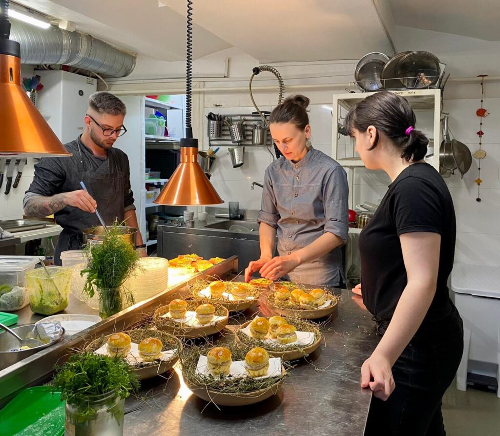 Fine dining-ul din România se numără printre cele mai accesibile din Europa, media unui meniu de degustare fiind sub 100 de euro în țara noastră, conform platformei de rezervări online Bookingham.