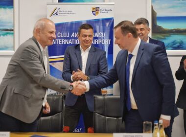 Documentul pentru lucrările de deviere prin viaductele de pe traseul Nădășelu – Mihăiești al A3 a fost semnat de Mustafa Hakan Acunsal, directorul Departamentului construcții al Ozaltin, și de directorul CNAIR, Cristian Pistol.