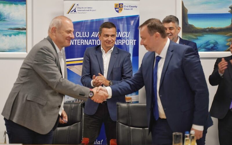 Documentul pentru lucrările de deviere prin viaductele de pe traseul Nădășelu – Mihăiești al A3 a fost semnat de Mustafa Hakan Acunsal, directorul Departamentului construcții al Ozaltin, și de directorul CNAIR, Cristian Pistol.