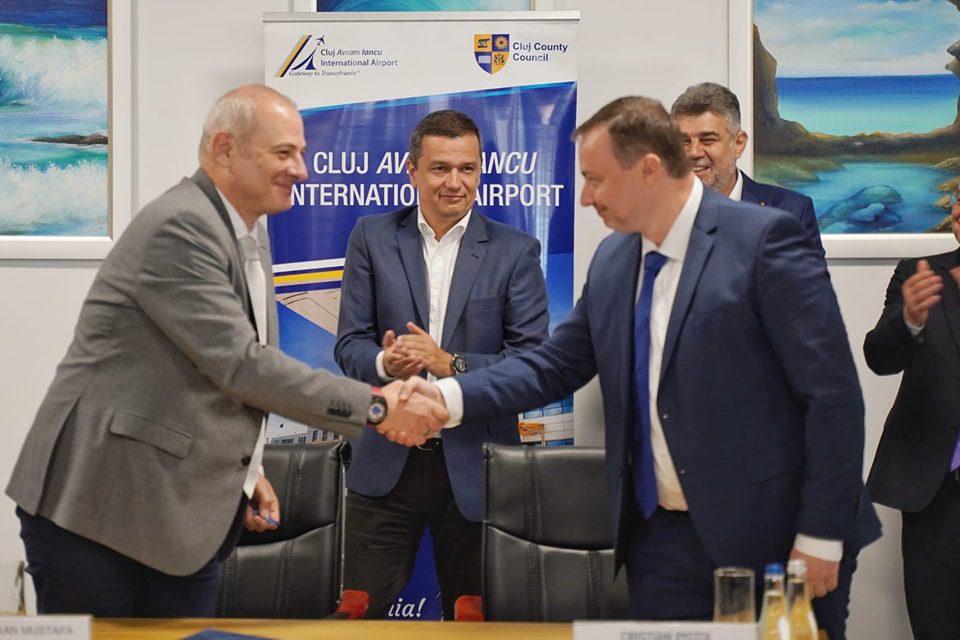 Documentul pentru lucrările de deviere prin viaductele de pe traseul Nădășelu – Mihăiești al A3 a fost semnat de Mustafa Hakan Acunsal, directorul Departamentului construcții al Ozaltin, și de directorul CNAIR, Cristian Pistol.