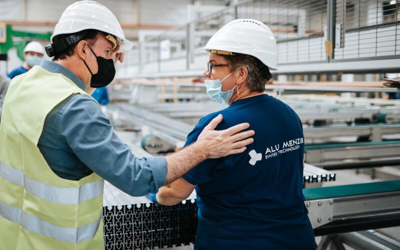 AME deține una dintre cele mai moderne linii de prese extrudatoare de aluminiu din Europa cu ajutorul cărora extrudează profile de aluminiu cu diferite grade de flexibilitate, în funcție de cerințele specifice ale clienților noștri.
