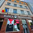 BERD a vândut acțiuni ale Băncii Transilvania de 82 milioane € Banca Europeană pentru Reconstrucție şi Dezvoltare (BERD) a înstrăinat 13,7 milioane de acţiuni ale băncii din Cluj. Operațiunea cu acțiunile Băncii Transilvania (BT) s-a făcut la prețul de 30 de lei, respectiv o tranzacție de 410 milioane de lei, potrivit casei mureșene de brokeraj Goldring. Preţul de 30 de lei pe unitate are un discount de 9% față de închiderea din 26 iunie, de 32,95 lei. Deținerea BERD în capitalul social al BT a scăzut de la 6,87 la 5,16%. Ieri, au intrat în conturile investitorilor dividendele de 1 miliard de lei distribuite de Banca Transilvania. Acţiunile TLV au urcat în 26 iunie cu 2%, pe tranzacţii în valoare de 15,3 milioane de lei, la un preţ de 32,95 lei pe titlu, aproape de maximul istoric. În 27 iunie, prețul unei acțiuni BT a scăzut cu 4,25%, până la 31,55 lei / titlu. Banca din Cluj avea o capitalizare bursieră de 25 de miliarde de lei, la un capital social de 7,9 miliarde de lei.