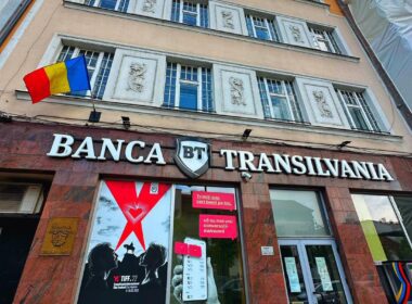 BERD a vândut acțiuni ale Băncii Transilvania de 82 milioane € Banca Europeană pentru Reconstrucție şi Dezvoltare (BERD) a înstrăinat 13,7 milioane de acţiuni ale băncii din Cluj. Operațiunea cu acțiunile Băncii Transilvania (BT) s-a făcut la prețul de 30 de lei, respectiv o tranzacție de 410 milioane de lei, potrivit casei mureșene de brokeraj Goldring. Preţul de 30 de lei pe unitate are un discount de 9% față de închiderea din 26 iunie, de 32,95 lei. Deținerea BERD în capitalul social al BT a scăzut de la 6,87 la 5,16%. Ieri, au intrat în conturile investitorilor dividendele de 1 miliard de lei distribuite de Banca Transilvania. Acţiunile TLV au urcat în 26 iunie cu 2%, pe tranzacţii în valoare de 15,3 milioane de lei, la un preţ de 32,95 lei pe titlu, aproape de maximul istoric. În 27 iunie, prețul unei acțiuni BT a scăzut cu 4,25%, până la 31,55 lei / titlu. Banca din Cluj avea o capitalizare bursieră de 25 de miliarde de lei, la un capital social de 7,9 miliarde de lei.