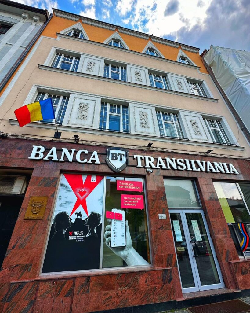 BERD a vândut acțiuni ale Băncii Transilvania de 82 milioane € Banca Europeană pentru Reconstrucție şi Dezvoltare (BERD) a înstrăinat 13,7 milioane de acţiuni ale băncii din Cluj. Operațiunea cu acțiunile Băncii Transilvania (BT) s-a făcut la prețul de 30 de lei, respectiv o tranzacție de 410 milioane de lei, potrivit casei mureșene de brokeraj Goldring. Preţul de 30 de lei pe unitate are un discount de 9% față de închiderea din 26 iunie, de 32,95 lei. Deținerea BERD în capitalul social al BT a scăzut de la 6,87 la 5,16%. Ieri, au intrat în conturile investitorilor dividendele de 1 miliard de lei distribuite de Banca Transilvania. Acţiunile TLV au urcat în 26 iunie cu 2%, pe tranzacţii în valoare de 15,3 milioane de lei, la un preţ de 32,95 lei pe titlu, aproape de maximul istoric. În 27 iunie, prețul unei acțiuni BT a scăzut cu 4,25%, până la 31,55 lei / titlu. Banca din Cluj avea o capitalizare bursieră de 25 de miliarde de lei, la un capital social de 7,9 miliarde de lei.