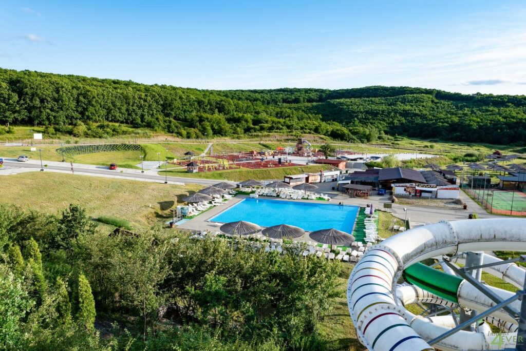 “Vă așteptăm la Băile Figa!”, a îndemnat turiștii primarul Becleanului. Din acest weekend s-au deschis piscinele cu apă dulce și sărată, toboganele uriașe cu jet de apă, lacul sărat, râul leneș, plaja cu nisip, centrul spa, terenurile de sport și locurile de joacă pentru copii.