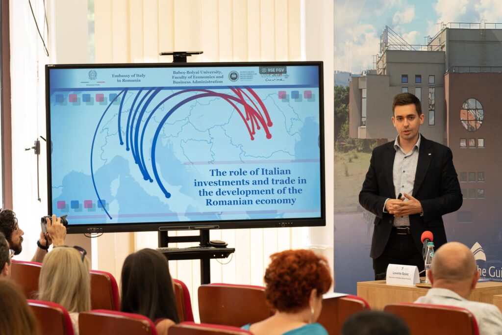 Rectorul UBB, Daniel David, și ambasadorul Italiei în România, Alfredo Maria Durante Mangoni, au deschis evenimentul organizat de decanul FSEGA, Răzvan Mustață, pentru prezentarea raportului.