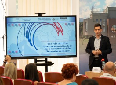 Rectorul UBB, Daniel David, și ambasadorul Italiei în România, Alfredo Maria Durante Mangoni, au deschis evenimentul organizat de decanul FSEGA, Răzvan Mustață, pentru prezentarea raportului.