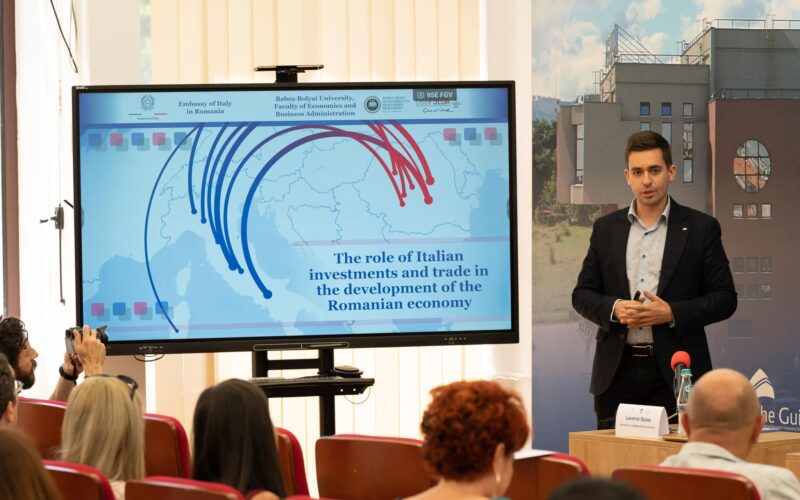 Rectorul UBB, Daniel David, și ambasadorul Italiei în România, Alfredo Maria Durante Mangoni, au deschis evenimentul organizat de decanul FSEGA, Răzvan Mustață, pentru prezentarea raportului.