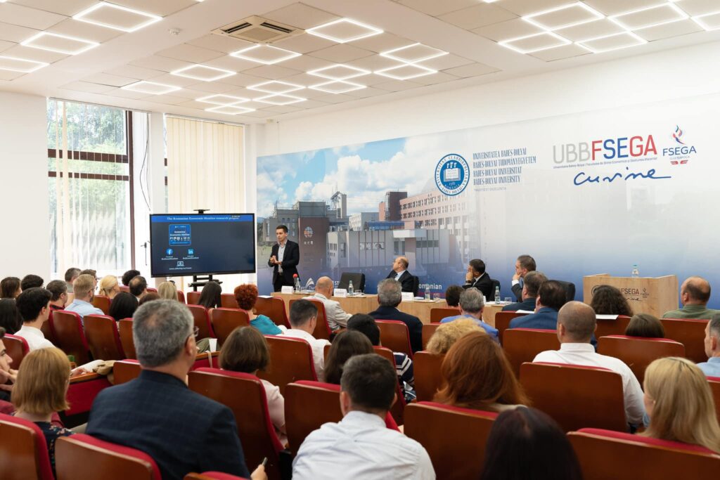 Rectorul UBB, Daniel David, și ambasadorul Italiei în România, Alfredo Maria Durante Mangoni, au deschis evenimentul organizat de decanul FSEGA, Răzvan Mustață, pentru prezentarea raportului.