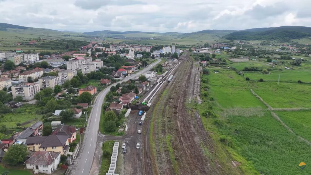 Asociația Pro Infrastructură (API) a prezentat imagini de pe Magistrala 300 (M 300) între Cluj-Napoca și Gara Aghireș, adică lotul 1 din 4 al proiectului de electrificare și modernizare dintre Cluj-Napoca și Oradea (Episcopia Bihor).
