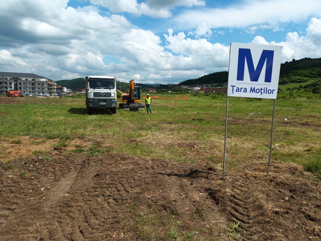 “După ce a pierdut 300 milioane € din Planul Național de Redresare și Reziliență (PNRR), primarul Emil Boc a anunțat recent noua sursă de finanțare pentru metroul clujean: obligațiunile verzi emise de Ministerul Finanțelor (MF)”, remarcă Băltărețu.  