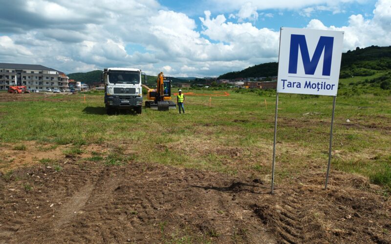 “După ce a pierdut 300 milioane € din Planul Național de Redresare și Reziliență (PNRR), primarul Emil Boc a anunțat recent noua sursă de finanțare pentru metroul clujean: obligațiunile verzi emise de Ministerul Finanțelor (MF)”, remarcă Băltărețu.  