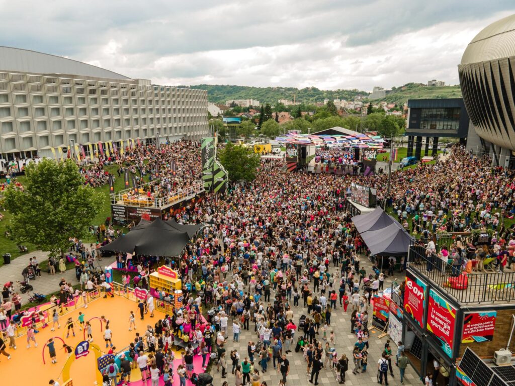Sports Festival 2024 va transforma Cluj-Napoca în epicentrul sportului mondial, aducând în fața publicului o multitudine de activități sportive atractive și ocazii unice precum: demonstrativul de tenis în premieră mondială cu Andre Agassi, Steffi Graf, Simona Halep și Andrei Pavel, masterclass cu legende ale tenisului mondial, discuții cu sportivi români de renume, inițiere în 30 de sporturi.