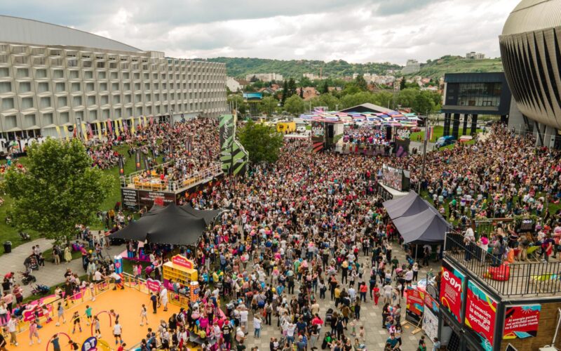 Sports Festival 2024 va transforma Cluj-Napoca în epicentrul sportului mondial, aducând în fața publicului o multitudine de activități sportive atractive și ocazii unice precum: demonstrativul de tenis în premieră mondială cu Andre Agassi, Steffi Graf, Simona Halep și Andrei Pavel, masterclass cu legende ale tenisului mondial, discuții cu sportivi români de renume, inițiere în 30 de sporturi.