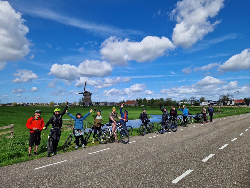 Transilvania Business a însoțit echipa Traventuria într-un spectaculos circuit pe biciclete în Țara Lalelelor.