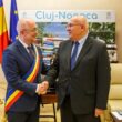 Edilul clujean Emil Boc a avut, la sediul Primăriei Cluj-Napoca (PCN) o întrevedere cu Kyriacos Kakouris, vicepreședinte al Băncii Europene de Investiții (BEI), prezent și în contextul desfășurării Eurocities 2024.