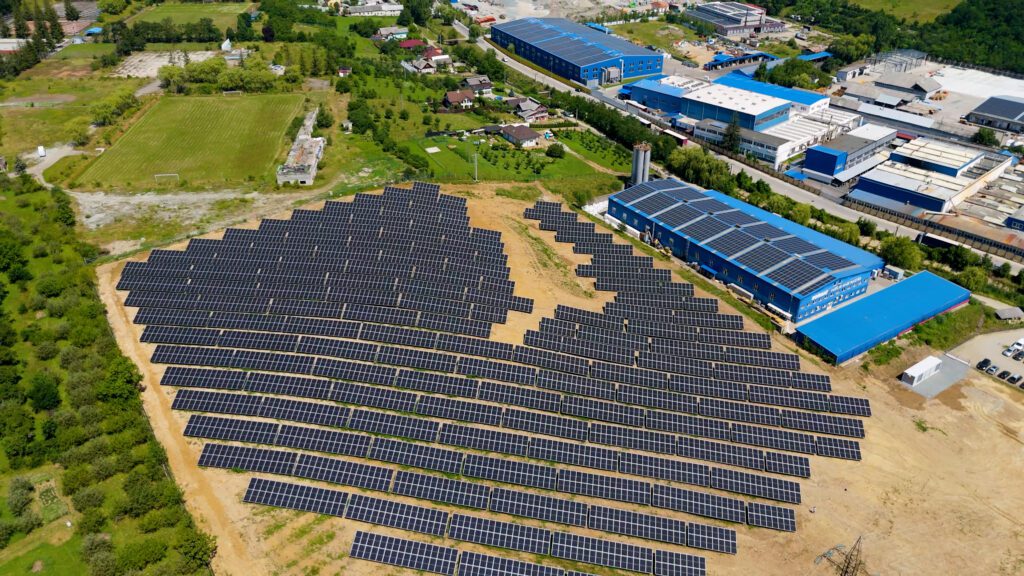 Rombat a consemnat terminarea terminarea lucrărilor la cel de-al doilea parc fotovoltaic situat în imediata vecinătate a sediului său din Bistrița, precum și a panourilor amplasate pe acoperișul unităților de producție.