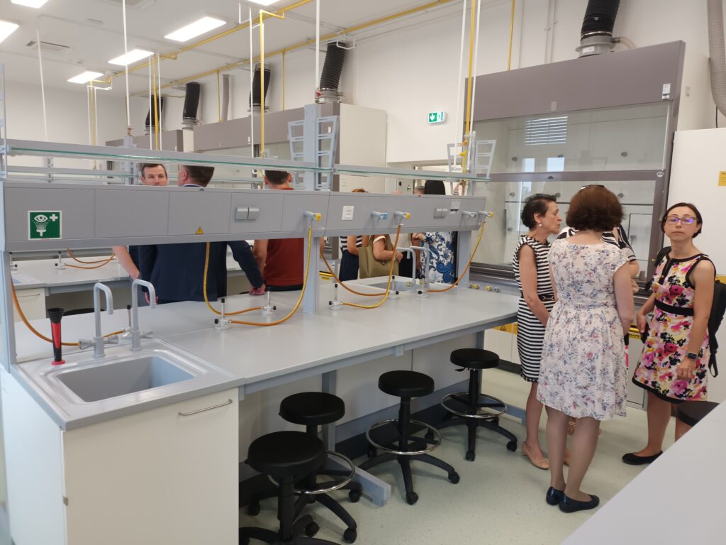 Universitatea de Medicină și Farmacie Iuliu Hațieganu (UMFIH) a dat în folosință Centrul de Cercetare privind Dezvoltarea Medicamentului (CCDM), unde aceștia pot colabora cu Facultatea de Farmacie în proiecte de dezvoltare, fabricare, calitate, eficiență și siguranță a produselor medicamentoase.