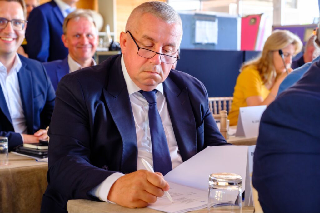 Doresc să le mulțumesc pe această cale colegilor din AGRI, totodată colegilor liberali din Parlamentul European pentru încrederea acordată și reiterez, de asemenea, asumarea angajamentului meu pentru sectorul agricol.