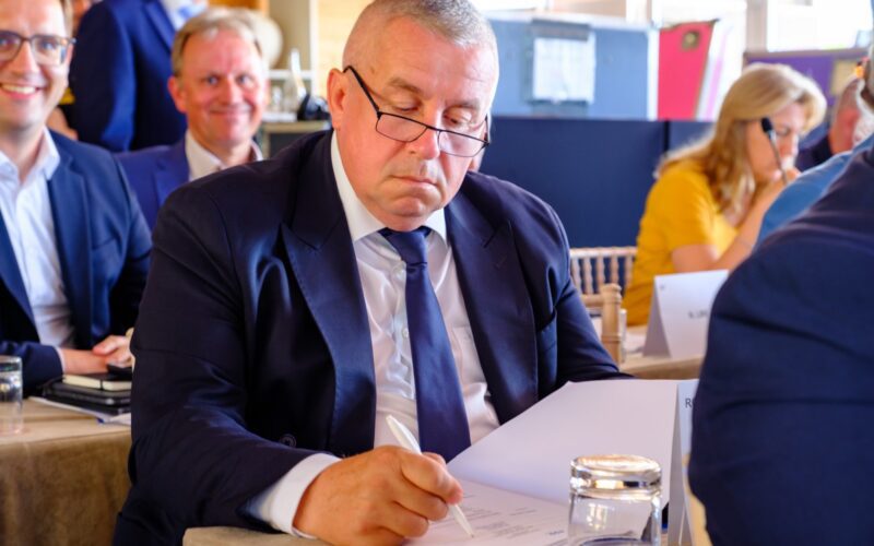 Doresc să le mulțumesc pe această cale colegilor din AGRI, totodată colegilor liberali din Parlamentul European pentru încrederea acordată și reiterez, de asemenea, asumarea angajamentului meu pentru sectorul agricol.