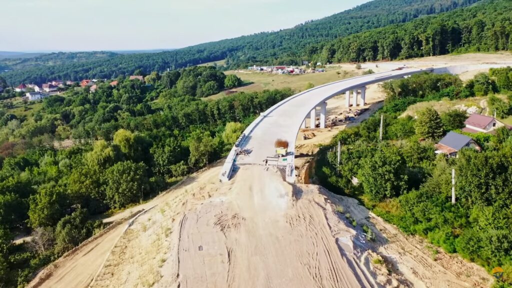 Chinezii de la Sinohydro au întârziat cu un an darea în funcțiune a drumului de ocolire, potrivit Asociației Pro Infrastructură (API).