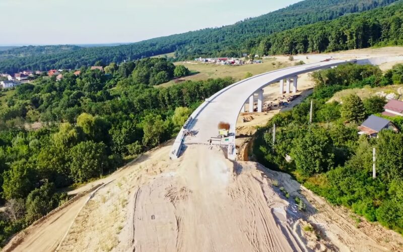 Chinezii de la Sinohydro au întârziat cu un an darea în funcțiune a drumului de ocolire, potrivit Asociației Pro Infrastructură (API).