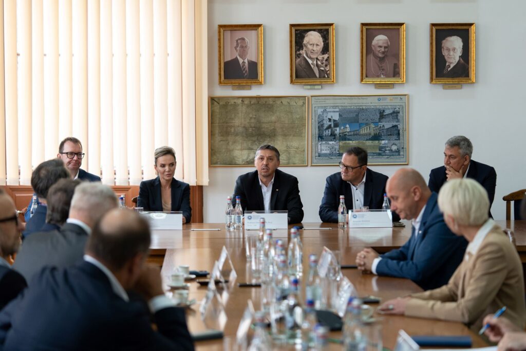 Discuțiile s-au focalizat pe colaborările viitoare între noul centru care va fi dezvoltat de BMW în Cluj-Napoca în parteneriat cu NTT Data și UBB.