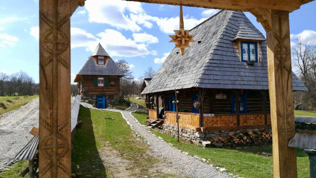 Cei doi antreprenori, inițial activând în design vestimentar și vânzări și au creat complexul Casa din Vale Breb, apoi evenimentul redenumit Fest-în-Vale.