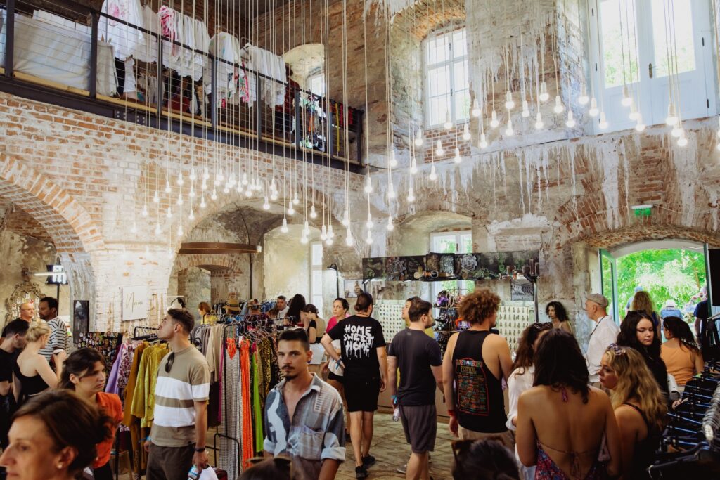 Electric Castle este festivalul în care fiecare minut se trăiește la maxim. Între sutele de concerte, participanții pot alege spectacole de stand-up comedy, lecții de mix la platane, sesiuni de yoga sau zeci de activități sportive.