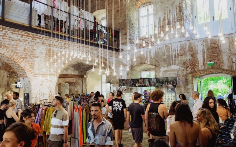 Electric Castle este festivalul în care fiecare minut se trăiește la maxim. Între sutele de concerte, participanții pot alege spectacole de stand-up comedy, lecții de mix la platane, sesiuni de yoga sau zeci de activități sportive.
