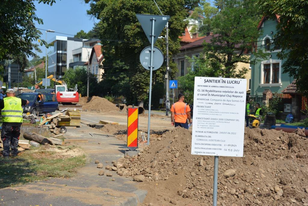 Constructorul bistrițean Dimex 2000 Company a reluat lucrările de reabilitare și modernizare a rețelelor de apă și canalizare din Cluj-Napoca, având ca beneficiar Compania de Apă Someș (CASA). 