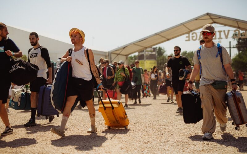 Campingul a fost deschis pentru a-i primi pe cei 18.000 de locuitori ce vor popula Electric Castle Village aproape o săptămână.