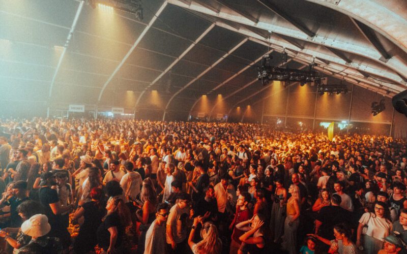 Încă din prima zi de festival, peste 34.000 de participanți au ales cea mai fierbinte destinație a momentului în România, domeniul Banffy din Bonțida. 